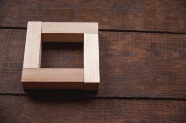 Arkadaki ahşap kahverengiler, minimalizm tarzına göre belirli bir sırada dizilmiş tahta dikdörtgenlerdir.