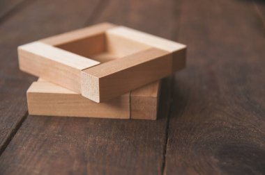 Arkadaki ahşap kahverengiler, minimalizm tarzına göre belirli bir sırada dizilmiş tahta dikdörtgenlerdir.