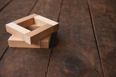 Arkadaki ahşap kahverengiler, minimalizm tarzına göre belirli bir sırada dizilmiş tahta dikdörtgenlerdir.