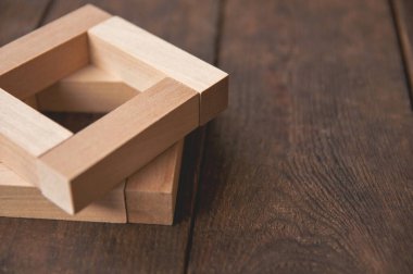 Arkadaki ahşap kahverengiler, minimalizm tarzına göre belirli bir sırada dizilmiş tahta dikdörtgenlerdir.