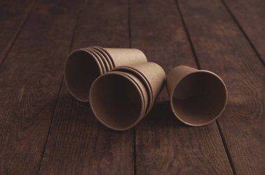 Kahve ve çay için ekolojik kraft kağıt bardaklar masada koyu kahverengi