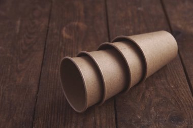 Kahve ve çay için ekolojik kraft kağıt bardaklar masada koyu kahverengi