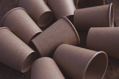 Kahve ve çay için ekolojik kraft kağıt bardaklar masada koyu kahverengi