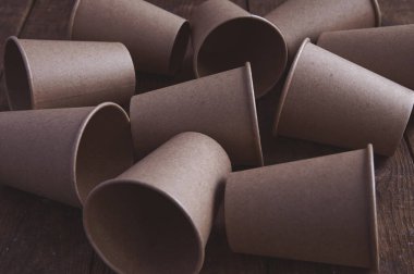 Kahve ve çay için ekolojik kraft kağıt bardaklar masada koyu kahverengi