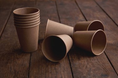 Kahve ve çay için ekolojik kraft kağıt bardaklar masada koyu kahverengi