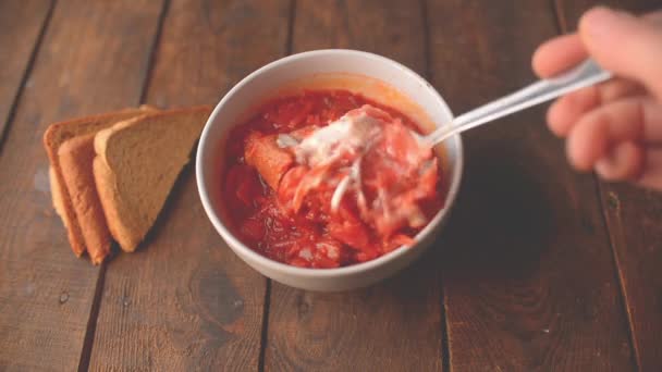 Prato Ucraniano Tradicional Borscht Com Nata Azeda Pão Uma Mesa — Vídeo de Stock