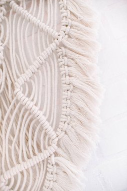 Ev ve düğün dekoru için makrome tekniği kullanılarak boho tarzı pamuk ipliklerden yapılmış duvar paneli..