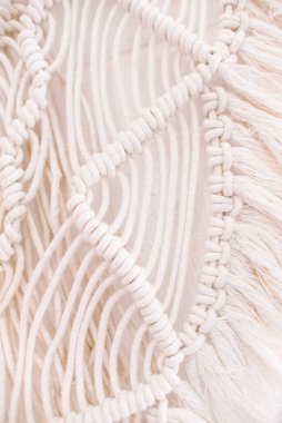 Ev ve düğün dekoru için makrome tekniği kullanılarak boho tarzı pamuk ipliklerden yapılmış duvar paneli..