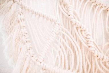 Ev ve düğün dekoru için makrome tekniği kullanılarak boho tarzı pamuk ipliklerden yapılmış duvar paneli..