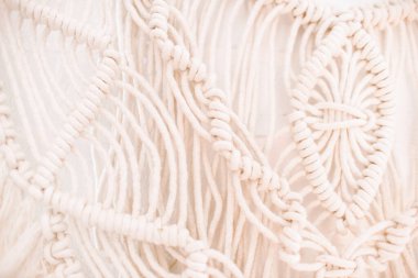 Ev ve düğün dekoru için makrome tekniği kullanılarak boho tarzı pamuk ipliklerden yapılmış duvar paneli..