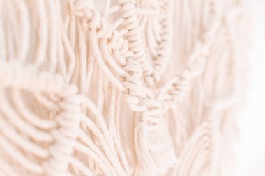 Ev ve düğün dekoru için makrome tekniği kullanılarak boho tarzı pamuk ipliklerden yapılmış duvar paneli..