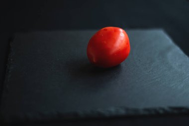 Domates ortadan ikiye bölünür, ortada servis yaptığı için kara tahtada durur.