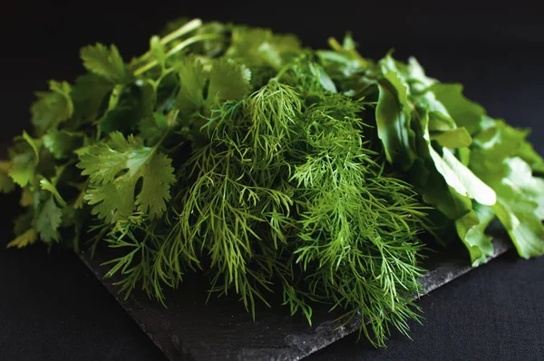 Fresh Arugula Dill Parsley Lies Black Board — Zdjęcie stockowe