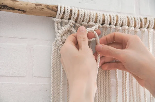 Mujer Teje Macramé Clavado Palo Madera Cerca Una Pared Ladrillo —  Fotos de Stock