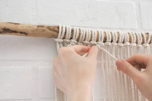 Mujer Teje Macramé Clavado Palo Madera Cerca Una Pared Ladrillo Fotos de stock