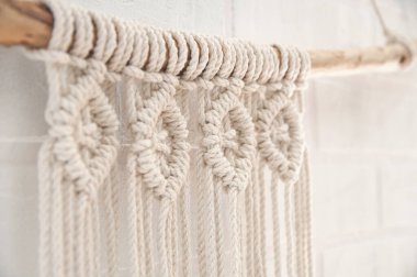 Ev ve düğün dekoru için makrome tekniği kullanılarak doğal renk pamuktan yapılmış duvar resmi.