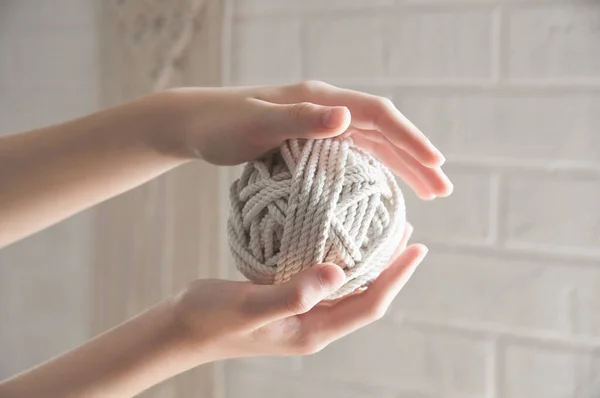 Bal Van Garen Voor Het Breien Macrame Ligt Hand Tegen — Stockfoto