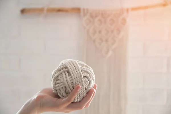 Bal Van Garen Voor Het Breien Macrame Ligt Hand Tegen Stockafbeelding