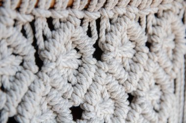 El yapımı makrome doku deseni yakın plan. El yapımı 100 adet pamuklu duvar makrome süslemesi. İç mekanda doğal modern dekorasyon kavramı.