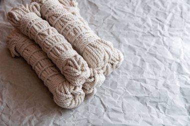 El yapımı makrome iplikler. 100 pamuktan yapılmış makrome duvar dekorasyonu. İç mekanda doğal bir modern dekor için malzeme..