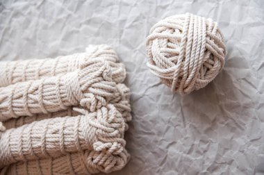 El yapımı makrome iplikler. 100 pamuktan yapılmış makrome duvar dekorasyonu. İç mekanda doğal bir modern dekor için malzeme..