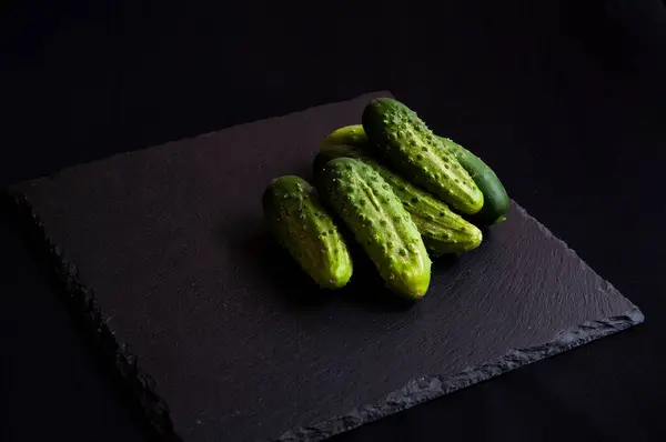 Natuurlijke Verse Groene Komkommers Uit Een Eigen Tuin Een Zwarte — Stockfoto
