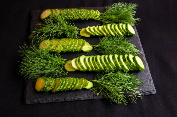 Natuurlijke Verse Groene Komkommers Uit Een Eigen Tuin Een Zwarte — Stockfoto