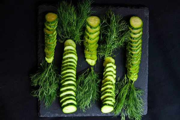 Natuurlijke Verse Groene Komkommers Uit Een Eigen Tuin Een Zwarte — Stockfoto