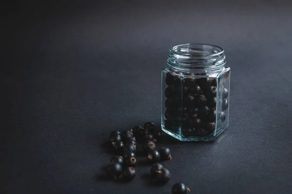 Frasco Vidro Com Bagas Passa Corinto Fundo Preto Fundo Escuro — Fotografia de Stock