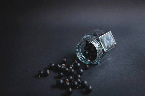 Glas Mit Johannisbeeren Auf Schwarzem Hintergrund Auf Einem Dunklen Hintergrund — Stockfoto