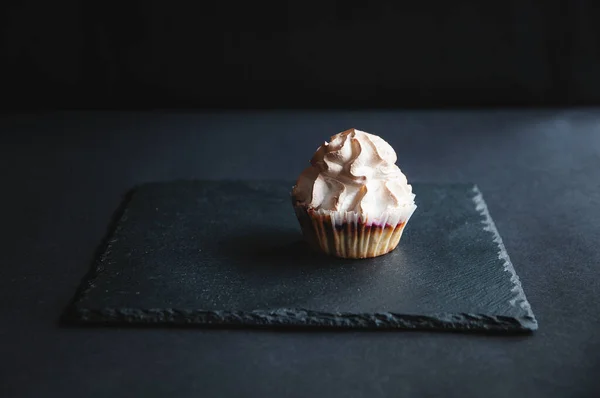 Muffin Con Ribes Decorato Con Crema Alla Vaniglia Sfondo Nero Fotografia Stock