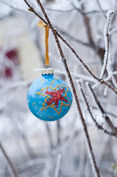 Bola na árvore de Natal brinquedo de Natal — Fotografia de Stock