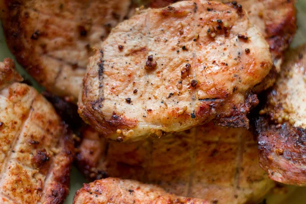 In Scheiben geschnittenes mittelseltenes Rindersteak in Nahaufnahme. Leckeres Grillsteak als Hintergrund. Nahaufnahme, Textur des fertigen Fleisches mit Senfkörnern — Stockfoto