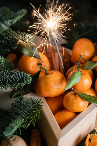 Composition de Noël avec mandarines, nobilis, étoiles et étincelles sur fond vert. Le concept de la fête et du Nouvel An — Photo