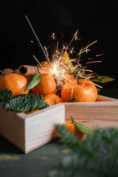 Composition de Noël avec mandarines, nobilis, étoiles et étincelles sur fond vert. Le concept de la fête et du Nouvel An — Photo