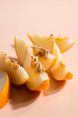 Bej arkaplanda olgun kavun dilimleri olan yaratıcı bir taslak. Yemek konsepti. Arka planda meyveler izole edilmiş. Gıda malzemeleri şablonu