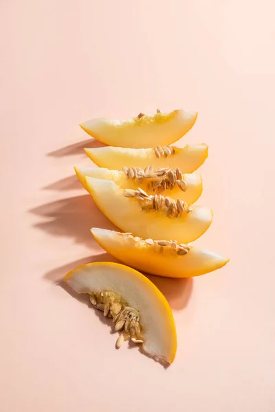 Esquema creativo con rodajas de melón maduro sobre un fondo beige. Concepto de comida. Fruto aislado sobre fondo. Plantilla de ingredientes alimenticios —  Fotos de Stock