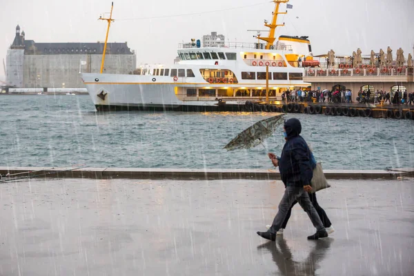 Homme Avec Parapluie Cassé Jour Pluie — Photo