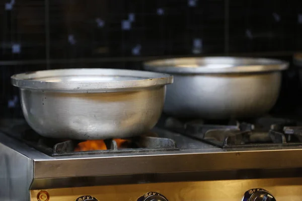 Кухонные Горшки Стоящие Промышленной Печи — стоковое фото
