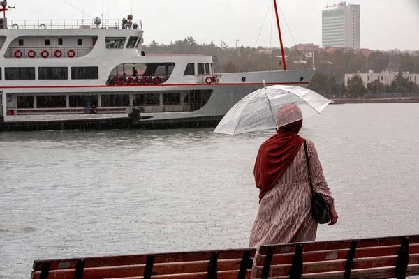 Νεαρές Γυναίκες Που Στέκονται Δίπλα Στη Θάλασσα Μια Βροχερή Μέρα — Φωτογραφία Αρχείου