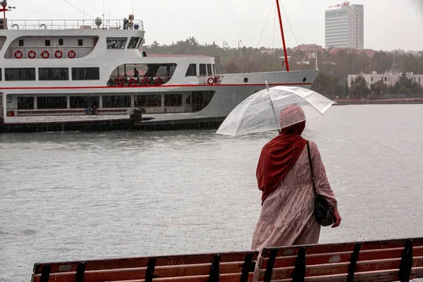 Jonge Vrouwen Die Een Regenachtige Dag Aan Zee Staan — Stockfoto