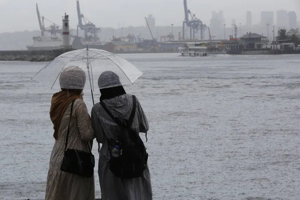 Twee Jonge Vrouwen Die Een Regenachtige Dag Aan Zee Staan — Stockfoto