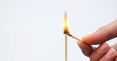 İzole edilmiş beyaz grupta yakın çekim el yakma kibriti