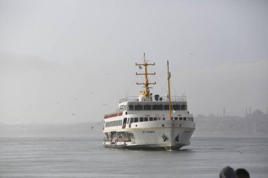 Bulutlu bir günde ön manzara yolcu feribotu