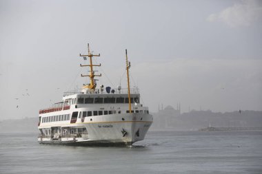 Bulutlu bir günde ön manzara yolcu feribotu