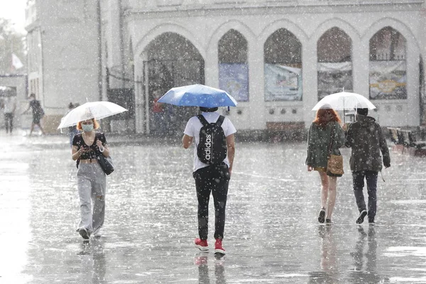 Jongeman Loopt Een Regenachtige Dag — Stockfoto