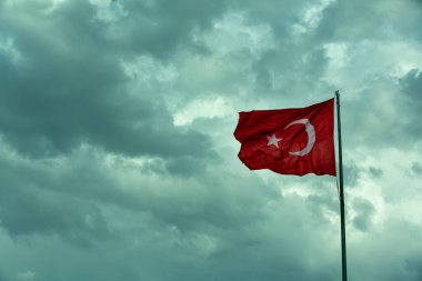 Bulutlu gökyüzü ve Türk bayrağı arkaplanı
