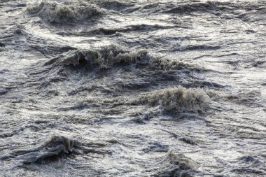 Yağmurlu bir günde dalgalı deniz manzarası 