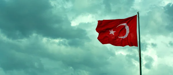 Bulutlu Gökyüzü Türk Bayrağı Arkaplanı — Stok fotoğraf