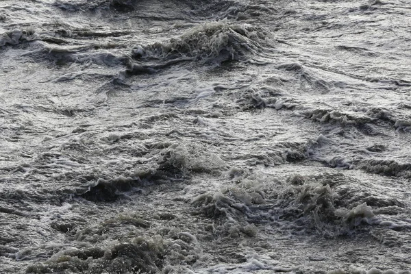 雨の日は海を間近に見る — ストック写真